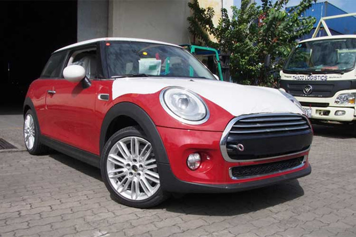 Cùng với BMW, MINI là một trong 3 thương hiệu thuộc tập đoàn xe sang Đức đã chính thức về tay THACO sau bê bối liên quan tới gian lận thương mại. Sau khi bảng giá mới của xe BMW được công bố rẻ hơn đáng kể so với đề xuất nhiều người đã mong ngóng về giá xe ôtô MINI tại thị trường Việt Nam sau khi về chung nhà với ông lớn lắp ráp THACO.