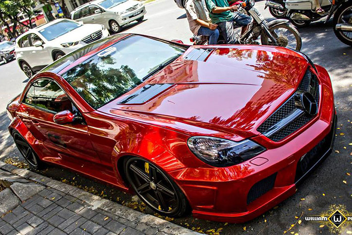 Mercedes SL 55 AMG "hàng hiếm" tại Việt Nam được độ gói wide bodykit của hãng Misha Design. Ý tưởng chủ đạo trên mẫu xe thể thao này được lấy cảm hứng từ bản độ của hãng Platinum Motorsport với siêu xe SL 65 AMG Black Series.