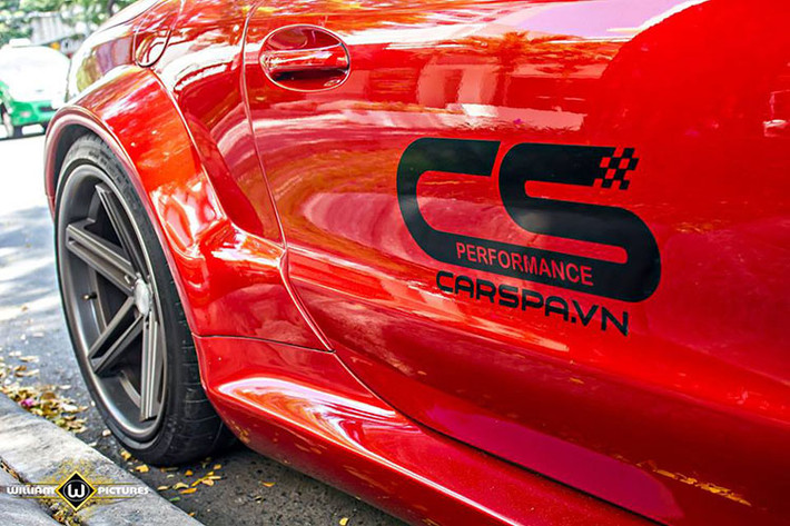 Trên bản độ này, phía sau hốc bánh trước của SL 55 AMG được thiết kế bằng cách cắt những khe thoát gió nhằm tăng tính khí động học và đảm bảo xe hoạt động ổn định ở tốc độ cao cho xe.