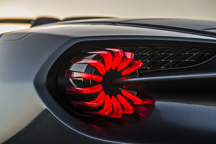 Với ai yêu mến dòng siêu xe sang Aston Martin Vanquish Zagato, chắc hẳn sẽ không quá lạ lắm với ký hiệu chữ Z bên hông xe hay trên ghế ngồi. Phiên bản Vanquish Zagato Shooting Brake cũng có chi tiết này.