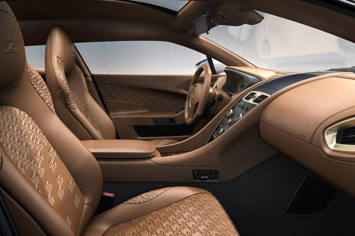 Tiến vào bên trong khoang lái, Aston Martin Vanquish Zagato Shooting Brake có không gian nội thất rộng rãi nhưng chỉ mang đến 2 chỗ ngồi.
