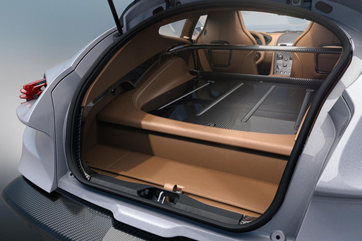 Aston Martin Vanquish Zagato Shooting Brake sử dụng động cơ V12, tung tích 5.9 lít, hút khí tự nhiên lấy từ mẫu siêu xe Vanquish S sẽ mang đến công suất 592 mã lực Sức mạng của động cơ sẽ được gửi đến các bánh sau thông qua hộp số tự động 8 cấp ZF mới mang tên Touchtronic III.