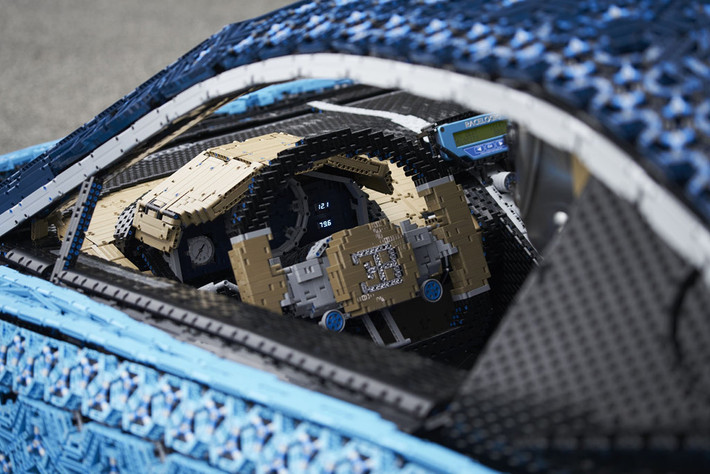 Bugatti và Lego Technic đã sử dụng 339 loại mảnh ghép Lego khác nhau, không chỉ cho kết cấu bên ngoài và khung xe mà còn cho cánh gió phía sau, đèn pha và đèn hậu, nội thất đầy đủ gồm cả ghế, đồng hồ công-tơ-mét và vô lăng rời.