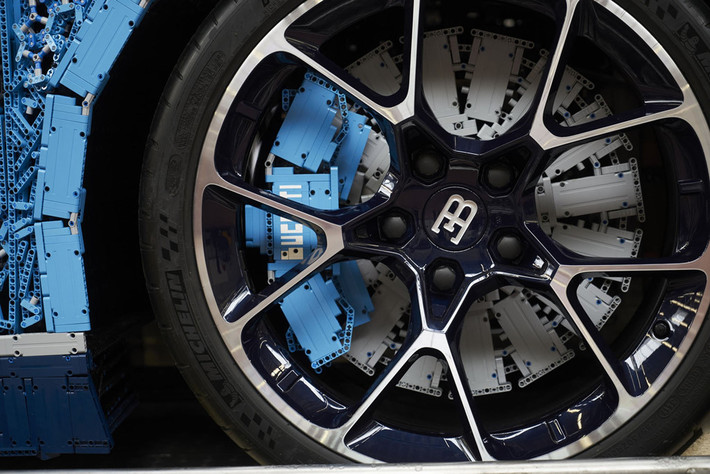 Siêu xe đồ chơi Bugatti Chiron sử dụng tới 2.304 môtơ loại nhỏ từ Lego Power Function và 4.032 bánh răng Technic giúp xe dễ dàng di chuyển với tốc độ chậm. Động cơ xe sản sinh công suất 5,3 mã lực (4 kW) và mô-men xoắn 92 Nm giúp đẩy toàn bộ trọng lượng xe 1,5 tấn di chuyển với tốc độ 20 km/h.