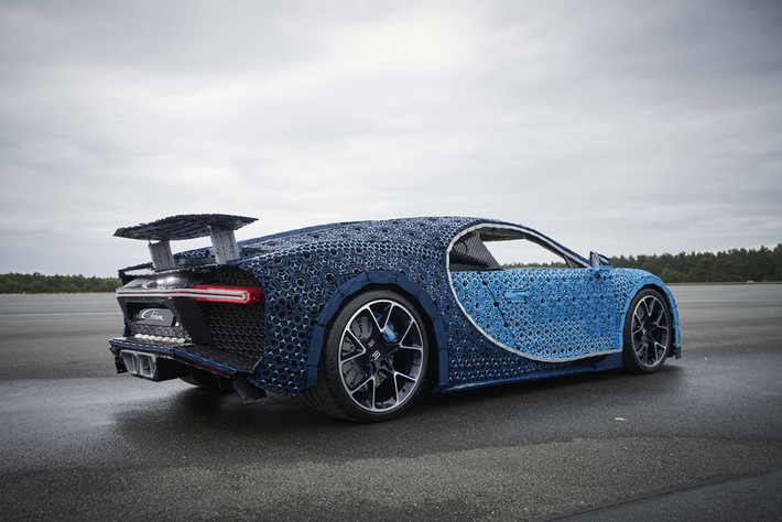 “Cầm lái LEGO Chiron là trải nghiệm rất tuyệt. Tôi thực sự cảm thấy thích thú mặc dù chưa bao giờ tưởng tượng một ngày nào đó mình lại ngồi trên một chiếc xe đồ chơi”, tay đua Andy Wallace phát biểu cảm tưởng.