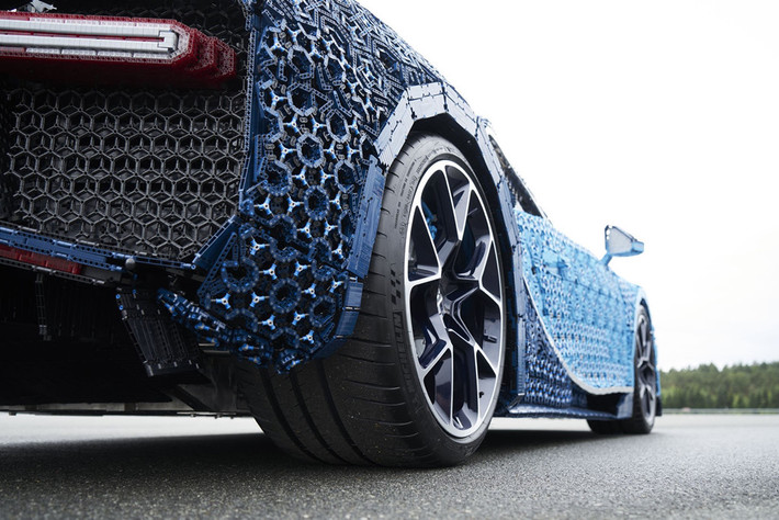 “LEGO Chiron là mẫu siêu xe đồ chơi đầu tiên độc đáo theo nhiều cách. Chúng tôi muốn vượt qua giới hạn của trí tưởng tượng”, nhận xét của Phó chủ tịch Lego, Lena Dixen. LEGO Chiron là tác phẩm của các kỹ sư Technic và kỹ sư tại nhà máy Kladno ở Cộng hòa Séc, nơi xây dựng các mẫu LEGO Store và công viên LEGOLAND.