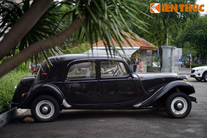 Citroen Traction Avant được sản xuất bởi Citroen – hãng xe hơi Pháp, thành lập vào năm 1919 bởi Andre Citroen, những chiếc xe của hãng xuất hiện tại Việt Nam chủ yếu được những người Pháp, Mỹ đưa sang sử dụng. Ngày nay, hãng này là một phần của tập đoàn PSA Peugeot Citroen Group.
