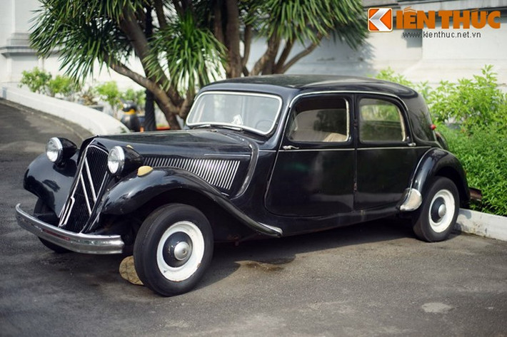 Đến từ nước Pháp, Citroën Traction Avant là một trong những mẫu xe sang đầu bảng ở trước năm 1975. Tại VIệt Nam, (nó còn có tên gọi khác là là Tắc-xông) và luôn được nhiều người chơi công nhận mẫu xe này có sức cuốn hút rất lớn bởi vẻ đẹp toát ra từ đường nét thiết kế thân xe.