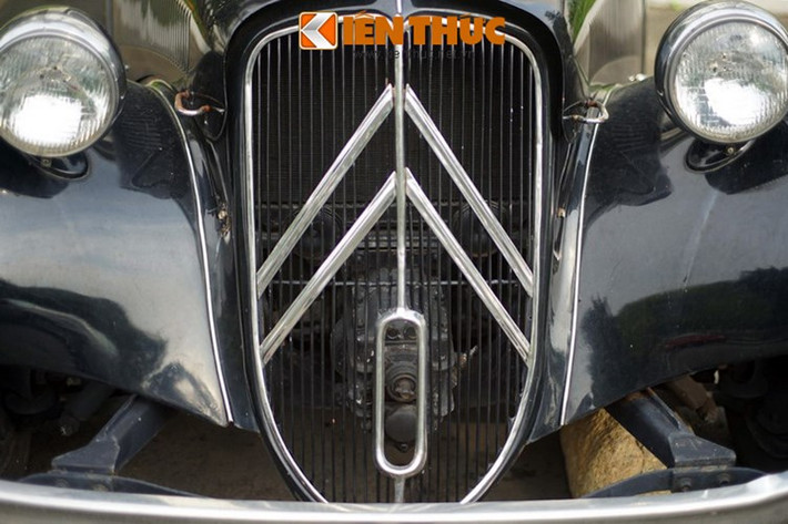 Citroën Traction Avant là dòng xe chạy bằng cầu trước (Avant), khung xe rời, thân xe không chịu lực và máy được đặt ở phía trước, xe sử dụng loại động cơ đốt trong 4 thì, chạy xăng. Đầu xe thiết kế với lưới tản nhiệt lớn, bóng đèn tách biệt mang đậm phong cách Châu Âu thời điểm bấy giờ.