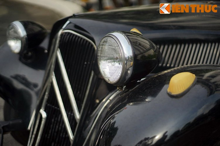 Do Andre Lefebvre và Flaminio Bertoni thiết kế vào cuối năm 1933, đầu 1934, Citroen Traction Avant không phải là xe dẫn động cầu trước đầu tiên trên thế giới, nhưng là mẫu xe sản xuất hàng loạt có khung xe liền khối bằng thép với hệ dẫn động cầu trước đầu tiên trên thế giới.