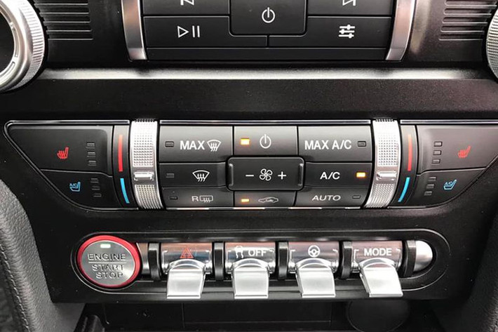Ford Mustang Premium 2019 đầu tiên tại Việt Nam sở hữu khối động cơ Ecoboost 4 xy-lanh 2.3L cho ra công suất tối đa 310 mã lực và mô-men xoắn cực đại đạy 475 Nm. Ngoài ra, hộp số sẽ là 1 tuỳ chọn nữa, bao gồm hộp số sàn 6 cấp tiêu chuẩn và hộp số tự động 10 cấp.