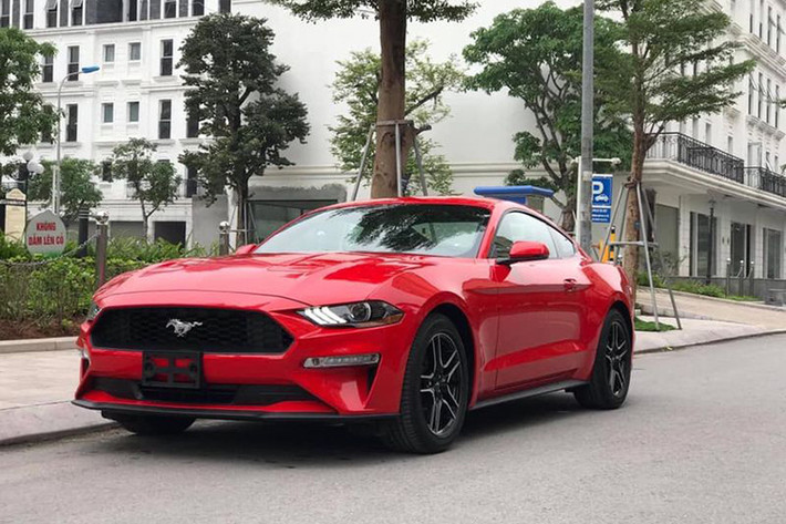 Tại Việt Nam, giá xe Ford Mustang Premium 2019 sau khi nhập về đang được một đại lý xe ôtô nhập khẩu tại Hà Nội chào bán mức 135.000 USD (tương đương khoảng 3,1 tỷ đồng). Đây được xem là chiếc Ford Mustang Premium đầu tiên về thị trường ôtô Việt Nam trong năm 2019 này.