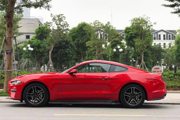 Ford Mustang Premium 2019 đầu tiên tại Việt Nam sở hữu màu sơn ngoại thất đỏ Race Red. So với những mẫu Mustang phiên bản mới về Việt Nam, xe vẫn mang những nét thể thao đầy cơ bắp đặc trưng và kích thước không thay đổi. Tuy nhiên so với với thế hệ trước, GT phiên bản mới đã được tinh chỉnh lại ở một số điểm.