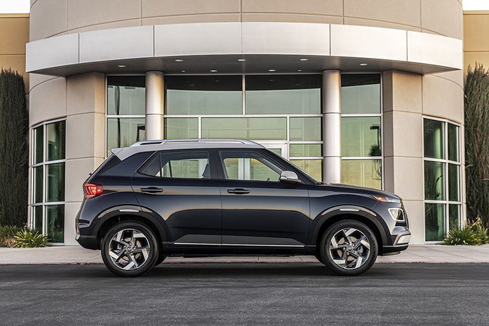 Hyundai đã định vị Venue nằm dưới tầm của Kona, và điều này được thể hiện rõ ở kích thước xe. So với Kona, Venue ngắn hơn 130mm, hẹp hơn 30mm, trục cơ sở rút gọn 81mm nhưng chiều cao lớn hơn 15mm. Cụ thể hơn, chiếc xe có chiều dài chỉ 4.036mm, rộng 1.770mm, cao 1.565mm và trục cơ sở 2.520mm.