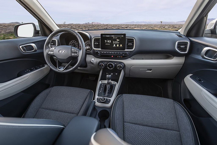 Với mức giá rẻ, không thể mong đợi Hyundai Venue hoàn toàn mới sẽ sở hữu một nội thất sang trọng với các vật liệu cao cấp - chiếc xe sử dụng các chi tiết nhựa ốp cứng với bề mặt giả vân da. Tương tự, các ghế ngồi cũng được bọc nỉ kết hợp với da giả.