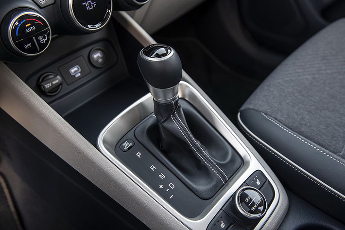 Tuy nhiên, một điểm ấn tượng của chiếc xe đó là Hyundai đã không cắt giảm quá nhiều các hệ thống điện tử hỗ trợ người lái. Tương tự như nhiều dòng xe ở tầm trên, Venue được trang bị hệ thống hỗ trợ tránh va chạm phía trước, cảnh báo điểm mù, hỗ trợ giữ làn, cảnh báo phương tiện băng qua phía sau khi lùi, cảnh báo người lái mất tập trung...