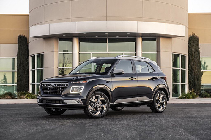 Tại triển lãm New York Auto Show 2019 đang diễn ra ở Mỹ, mẫu xe Hyundai Venue 2020 hoàn toàn mới đã chính thức được hãng xe hơi Hàn Quốc cho ra mắt. Đây được xem là một mẫu crossover cá tính với kích thước thậm chí còn nhỏ hơn cả chiếc Hyundai Kona hiện tại.