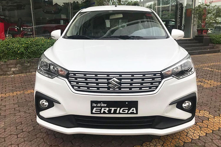 Đèn hậu của xe thiết kế dạng chữ L khiến đuôi xe trông bắt mắt hơn so với phiên bản trước đây. Cột D sơn đen tạo cảm giác rộng rãi khi nhìn từ ngoài vào trong cabin. Đèn phanh thứ 3 được tích hợp trên cánh gió sau.