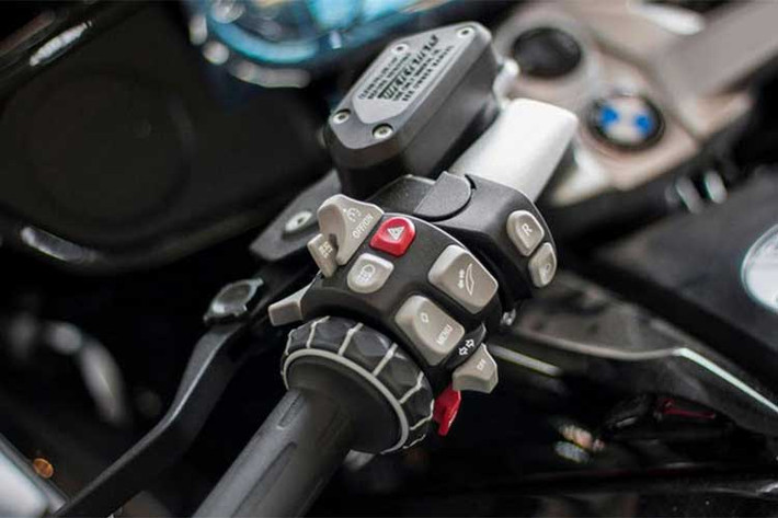 Hệ thống điều khiển trên xe cho phép người lái dễ dàng lựa chọn chế độ vận hành khác nhau thông qua hệ thống nút bấm tràn ngập trên tay lái, đối với giảm xóc điện tử sẽ là: Sport, Comfort, hay Normal (Electronic Suspension Adjustment ESA II). Còn hệ thống kiểm soát lực kéo DTC cũng có chế độ Rain, Road, hoặc Dynamic.