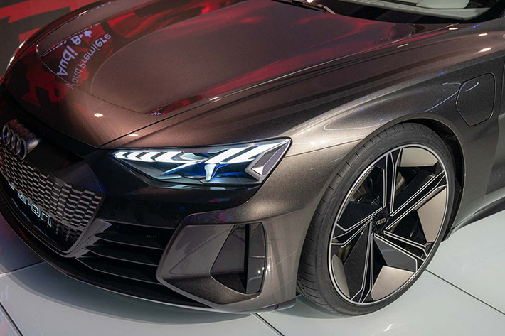 Hãng xe Audi cũng mong đợi phiên bản sản xuất thương mại của e-tron GT sử dụng mô-tơ điện kép có thể gia tốc từ 0-100 km/h trong khoảng 3,5 giây, trước khi đạt tốc độ 200 km/h trong khoảng 12 giây. Tốc độ tối đa sẽ được giới hạn ở 240 km/h vì mục đích cự li xe điện.