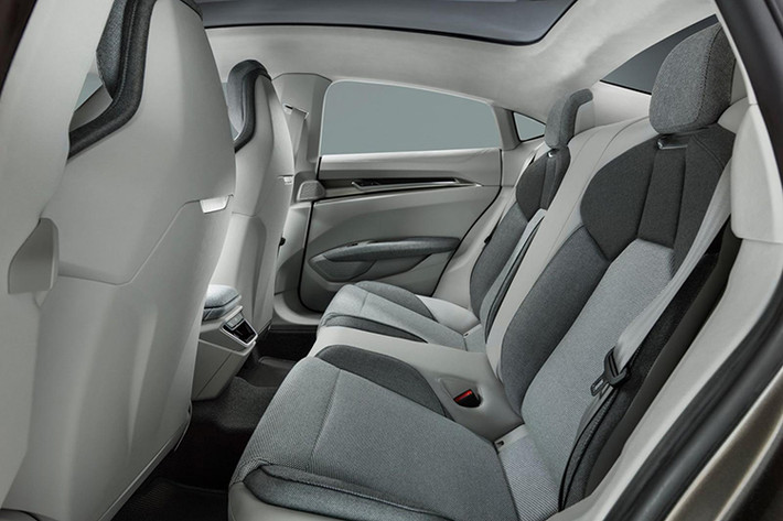 Những trang bị nổi bật khác mà hãng xe sang Audi trang bị cho xe bao gồm; vô lăng bọc Alcantara, nhiều chất liệu nội thất mới, một bộ chọn chế độ lái giúp thay đổi hành vi ứng xử của xe, và bố cục 4 ghế ngồi, mặc dù một người thứ 5 có thể nhét vào giữa nếu tình huống bắt buộc.