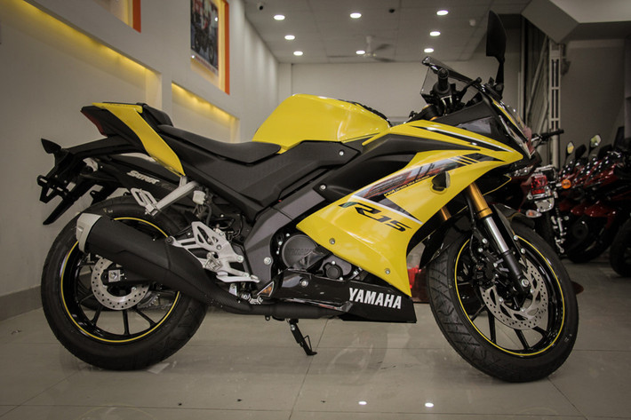 Đây là phiên bản mới nhất của Yamaha YZF-R15 V3, với màu tem vàng racing. Chiếc xe có vẻ ngoài khá giống với đàn anh Yamaha YZF-R1M.