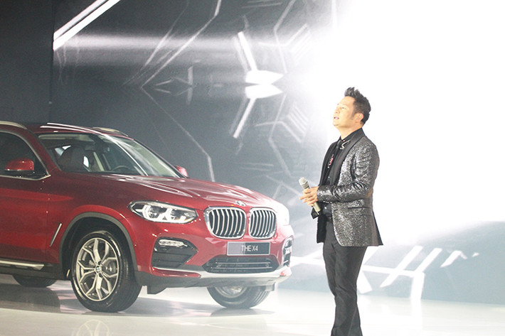 Tại thị trường Việt Nam, giá xe BMW X7 2019 chính hãng hoàn toàn mới mới được Thaco công bố là 5,7 tỷ đồng - trước đó đã được không ít đại lý tư nhân nhập khẩu về và chào bán với với mức giá khoảng 7 tỷ đồng. Giá xe BMW X5 mới bán ra 4,3 tỷ đồng. Các mẫu xe còn lại sẽ tiếp tục được câp nhật ngay trong tháng 7/2019.