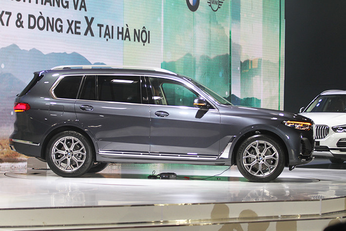 Bên trong xe, không gian nội thất của BMW X7 2019 rộng rãi và sang trọng hơn hẳn. Bảng đồng hồ điện tử BMW Live Cockpit Professional kích thước 12,3 inch tương tự các dòng xe cao cấp của BMW hiện nay. Khu vực điều khiển trung tâm có núm xoay iDrive, lẫy chuyển số, chế độ lái, nút chỉnh độ cao hệ thống treo. Xe cũng được trang bị nhiều công nghệ trợ lái tiêu chuẩn mới nhất của BMW hiện nay.