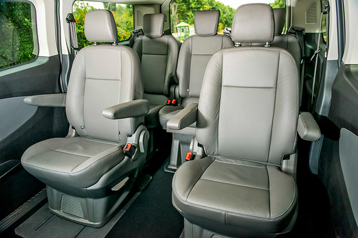 Thương hiệu ôtô Mỹ tại Việt Nam cũng đã chính thức được công bố giá xe Ford Tourneo mới, khởi điểm từ 999 triệu đồng dành cho bản Trend tiêu chuẩn và 1,069 tỷ đồng cho phiên bản Titanium cao cấp.