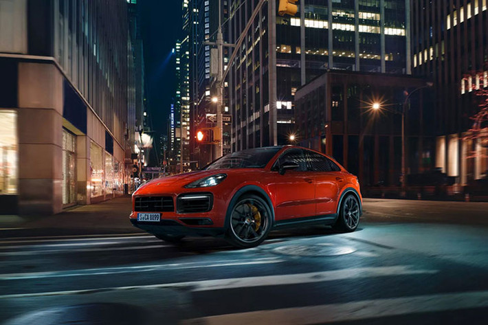 Tương tự cách làm của đối thủ đồng hương Mercedes, Porsche Cayenne coupe mới là biến thể mang phong cách thể thao và điệu đà hơn so với bản tiêu chuẩn. Nếu đặt cạnh các đối thủ, mẫu xe Cayenne Coupe tỏ ra cân đối và hấp dẫn hơn về mặt thị giác.