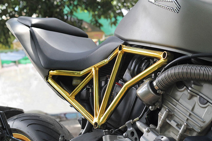 Tạo nên điểm nhấn tổng thể của bản độ Hornet Hyperion phong cách Streetfighter chính là ý tưởng khung sườn dạng lưới mắt cáo mạ vàng 24k.