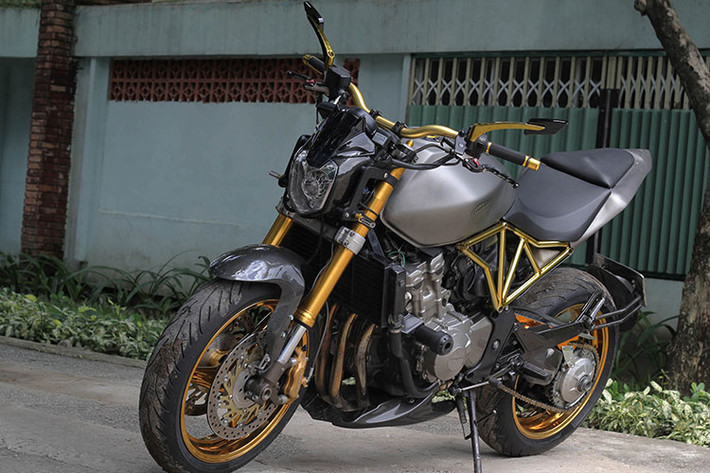 Hornet Hyperion đã thay đổi hoàn toàn từ phần đầu cho đến đuôi xe, mọi chi tiết đều trở nên cực kỳ hào nhoáng.