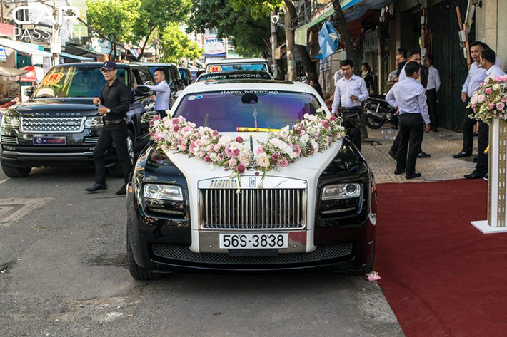 Buổi rước dâu của con gái đại gia siêu xe Minh Nhựa diễn ra vào sáng ngày 8/9 với sự có mặt của hơn 18 chiếc xe "ddắt tiền như Rolls-Royce Ghost làm xe đưa dâu, Lamborghini Urus chở Minh Nhựa, Bentley Bentayga, Mercedes-AMG Edition One hay dàn xe Range Rover hơn 12 chiếc đã thu hút không ít sự chú ý của truyền thông.