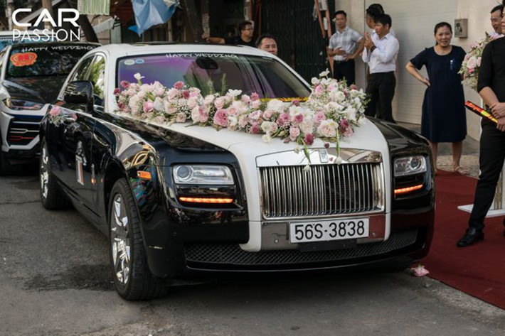 Với dịp đặc biệt như đám cưới của con gái đầu lòng, doanh nhân Phạm Trần Nhật Minh quyết định lựa chọn chiếc xe siêu sang Rolls-Royce Ghost Series I của mình để làm xe hoa. Đây là một trong những chiếc Rolls-Royce đầu tiên được đưa về Việt Nam.