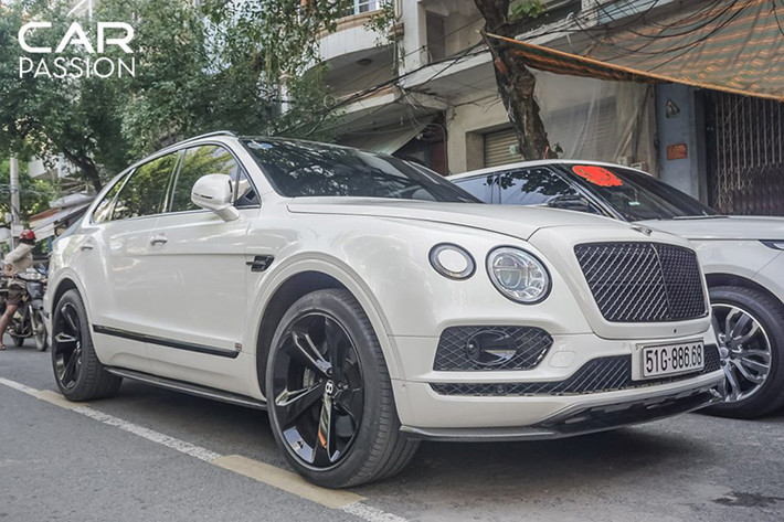 Bên cạnh đó còn có sự góp mặt của SUV siêu sang Bentley Bentayga. Dàn xe sang và siêu SUV này được định giá khoảng hơn 90 tỷ đồng. Đáng tiếc rằng “thần gió” Pagani Huayra lại không góp mặt tại buổi rước dâu sáng nay.