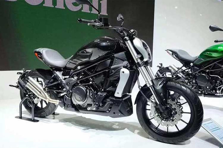 Hai bên thân xe, 402S dễ dàng gợi nhớ về XDiavel bởi tay lái rộng, bình xăng thuôn xuống yên và kết thúc ở phần đuôi ngắn. Chiếc xe chia sẻ thiết kế bình xăng tương tự như mẫu naked-bike 752S cũng ra mắt tại EICMA 2017, đồng thời khá hiện đại khi được trang bị bảng đồng hồ kỹ thuật số.