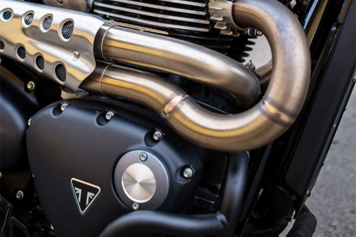 Tay phanh bản độ xe Triumph Street Scrambler sau khi trang bị mới côn bóp nhả nhẹ hơn, kèm phụ kiện chống gãy. Riêng kít phuộc trước Matris được thay lò xo bên trong, nâng cấp thành phuộc upside down để nhún tốt, cứng cáp và ổn định hơn phuộc zin.