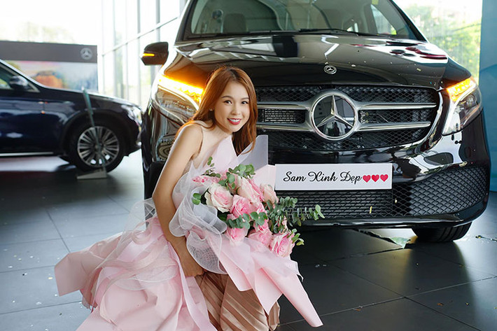 Giá xe Mercedes-Benz V250 Luxury của Sam đang bán ra chính hãng là 2,579 tỷ đồng tại Việt Nam. Tất nhiên đây là giá bán tiêu chuẩn dành cho khách hàng, còn với hot girl Sam, cô gái này thuộc giới showbiz Việt nên sẽ có mức giá xe ưu đãi do hãng Mercedes-Benz Việt Nam đưa ra.