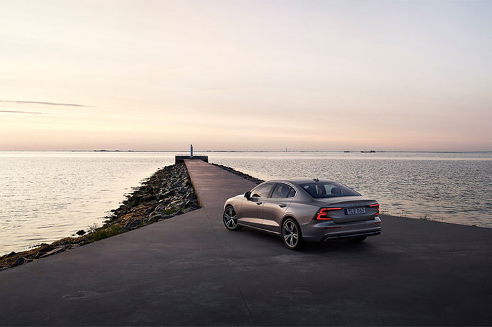Tuy nhiên, khác với dòng "đàn anh" S90 từng xuất hiện trước đó, chiếc Volvo S60 có thiết kế sắc nét, hầm hố và thể thao hơn. Ấn tượng này đến từ việc cụm đèn đặt gần lưới tản nhiệt và hút gió, cản trước góc cạnh hơn.