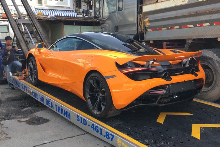 Theo tìm hiểu, siêu phẩm McLaren 720S thứ 5 tại Việt Nam thuộc sở hữu của doanh nhân Nguyễn Quốc Cường - hay còn gọi với cái tên đại gia siêu xe Cường Đô la. Nhiều khả năng, lý do chiếc McLaren 720S này được gấp rút đi đăng ký biển số là vì để kịp thời gian tham dự hành trình siêu xe Car&Passion 2019 sắp diễn ra tại Hà Nội.