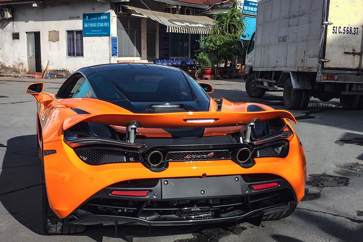 Động cơ kết hợp với hộp số SSG ly hợp kép 7 cấp, nhờ đó siêu xe McLaren 720S có thể tăng tốc từ vị trí xuất phát lên 100 km/h chỉ trong thời gian 2,9 giây và giảm tốc từ 100-0 km/h trong 2,8 giây.