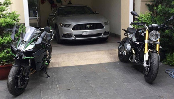 Chủ nhân của chiếc Ford Mustang 2015 cũng là một người đam mê môtô Pkl. Nó đã về chung một nhà với cặp mô tô “khủng” là Kawasaki Ninja H2 và BMW R nineT.
