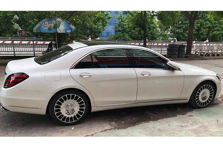 So với bộ la zăng hợp kim 18 inch tiêu chuẩn của nhà sản xuất, bộ mâm mới của mẫu xe siêu sang Mercedes-Maybach S600 khiến nhiều người lầm tưởng S450L là một chiếc Maybach thế hệ mới. Ngoài chi tiết mâm, ngoại thất của xe không thay đổi so với nguyên bản chính hãng bán ra.