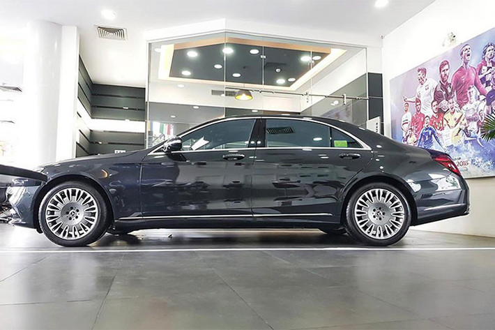 Hiện giá xe Mercedes-Benz S450L 2019 tại Việt Nam từ 4,249 tỷ đồng, phiên bản cao cấp hơn là S450L Luxury có giá 4,869 tỷ đồng. Còn dòng xe siêu sang Mercedes-Maybach bao gồm S450, S560, và S650 đang có mức giá chính hãng từ 7,3 đến 11,8 tỷ đồng.