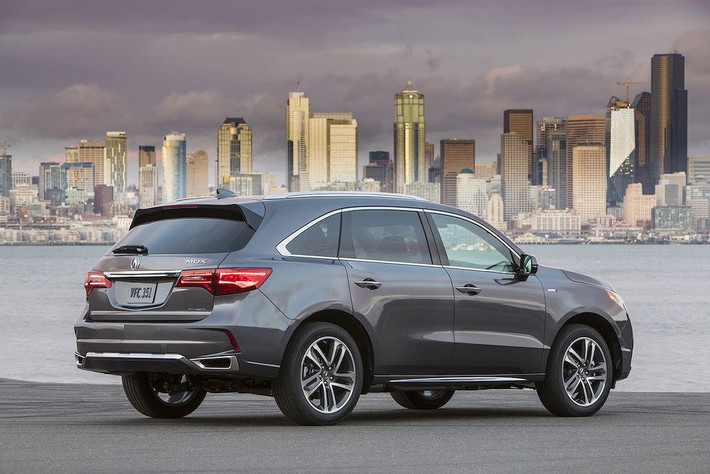 Chính vì vậy, phiên bản Acura MDX Sport Hybrid 2018 đã được tung ra thị trường với các nâng cấp có giá trị. Thiết kế của phiên bản 2018 này không có sự thay đổi so với trước đây. Kể từ đợt nâng cấp năm 2016, chiếc xe đã có ngoại hình mới mẻ và sắc sảo hơn nhiều so với trước đây.
