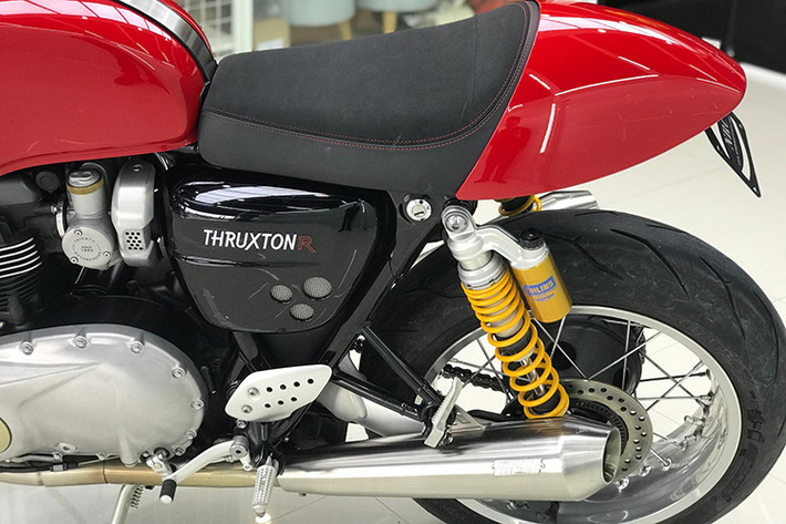 Phuộc sau của xe do hãng Ohlins cung cấp, đem tới cho chiếc xe khả năng điều khiển chính xác hơn. Cả 2 bánh xe của Triumph Thruxton R mới đều có đường kính 17 inch và sử dụng lốp thể thao Pirelli Diablo Rosso Corsa. Lốp trước có kích cỡ 120/70/17, trong khi lốp sau có cỡ 160/60/17. Các tấm ốp hai bên thân xe khá giống đàn anh Bonneville T120.