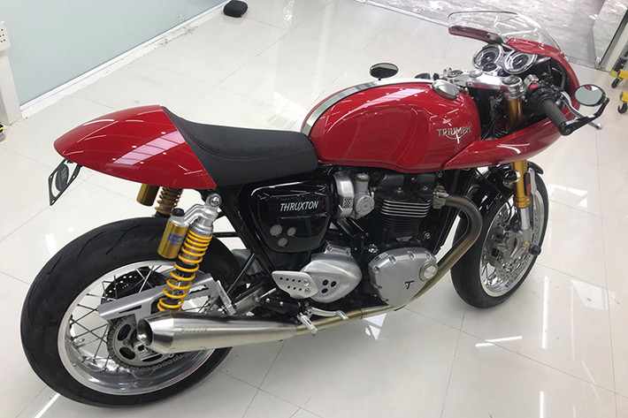 Động cơ của xe đem tới công suất tối đa 97 mã lực và mô-men xoắn cực đại 112 Nm. Một cải tiến đáng giá của Thruxton thế hệ mới đó là chiếc xe đã chuyển sang sử dụng hệ thống làm mát bằng chất lỏng, thay vì chỉ bằng gió như trước đây. Xe còn có hệ thống kiểm soát lực kéo, ABS, tay ga điện tử, hệ thống lái 3 chế độ Sport, Road & Rain.