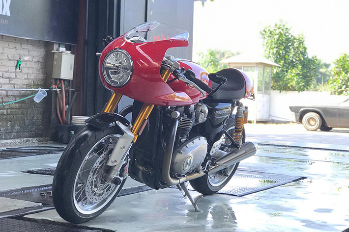 Được biết, mẫu xe phong cách hoài cổ phiên bản mới này sẽ được bán ra với giá khoàng 595 triệu đồng. Trước đây, các nhà phân phối tư nhân chào giá Triumph Thruxton R khoảng hơn 600 triệu đồng.