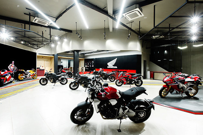 Honda Việt Nam vừa chính thức công bố giá bán 9 mẫu xe Honda phân khối lớn tại thị trường Việt Nam. Cùng với đó là sự kiện đại lý môtô phân khối lớn đầu tiên của hãng đi vào hoạt động.