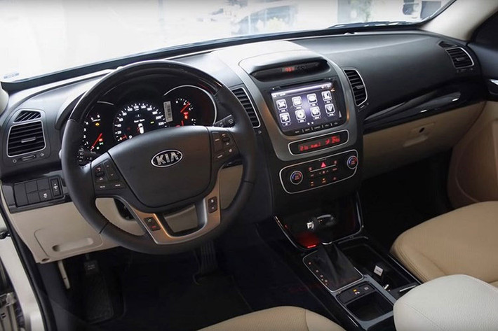 Các trang bị trên xe không đổi với hệ thống ghế lái chỉnh điện 10 hướng, vô-lăng tích hợp các nút bấm điều khiển, màn hình thông tin giải trí 7 inch, hệ thống điều hòa 2 vùng độc lập, hệ thống lọc khí ion, hệ thống âm thanh DVD 6 loa, tích hợp GPS, Bluetooth, các cổng kết nối AUX, USB, Ipod giúp kết nối các thiết bị đa phương tiện bên ngoài.